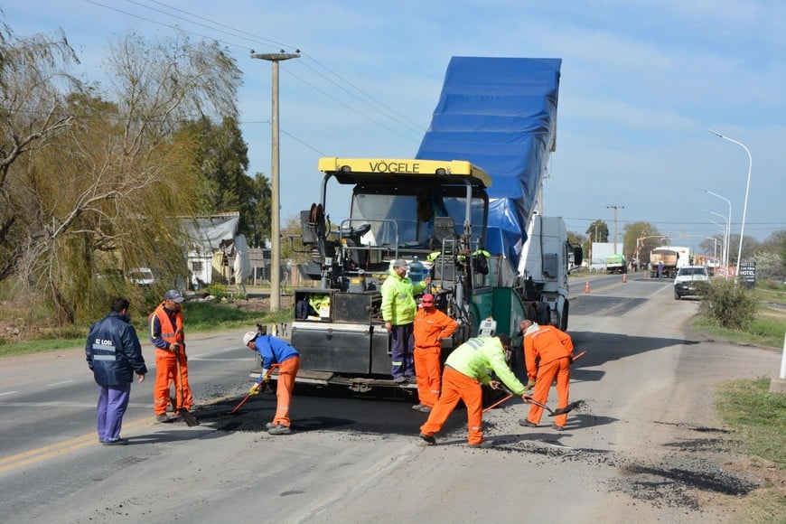 Los arreglos se completan con la reposición de una nueva carpeta de concreto asfáltico de cinco centímetros de espesor y el recalce de las banquinas.