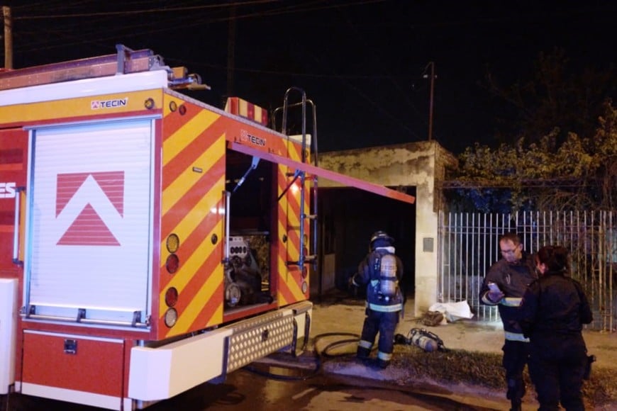 El anciano, que habría estado recostado en su habitación, escuchó los ruidos y salió del cuarto para ver qué ocurría. En ese momento fue sorprendido por el delincuente dentro de su domicilio.