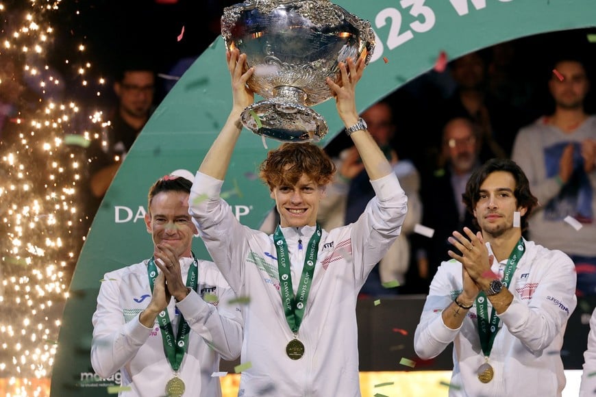 Tennis - Davis Cup - Final - Australia v Italy - Palacio de deportes Martin Carpena, Malaga, Spain - November 26, 2023
Italy's Jannik Sinner celebrates with the trophy and teammates after winning the Davis Cup REUTERS/Violeta Santos Moura