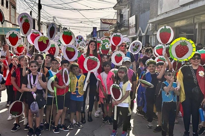 Las frutillas estuvieron presentes en varias murgas. Aquí, como acompañante de lujo, la Segunda Representante de la Fiesta Nacional, Sofía Andriani.