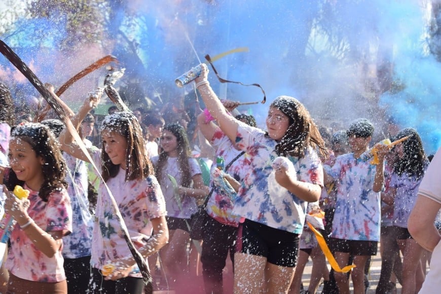 Aerosoles, gritos, alegría y la despedida de varios séptimos de las murgas. Desde el próximo ciclo lectivo serán parte del desfile de carrozas.