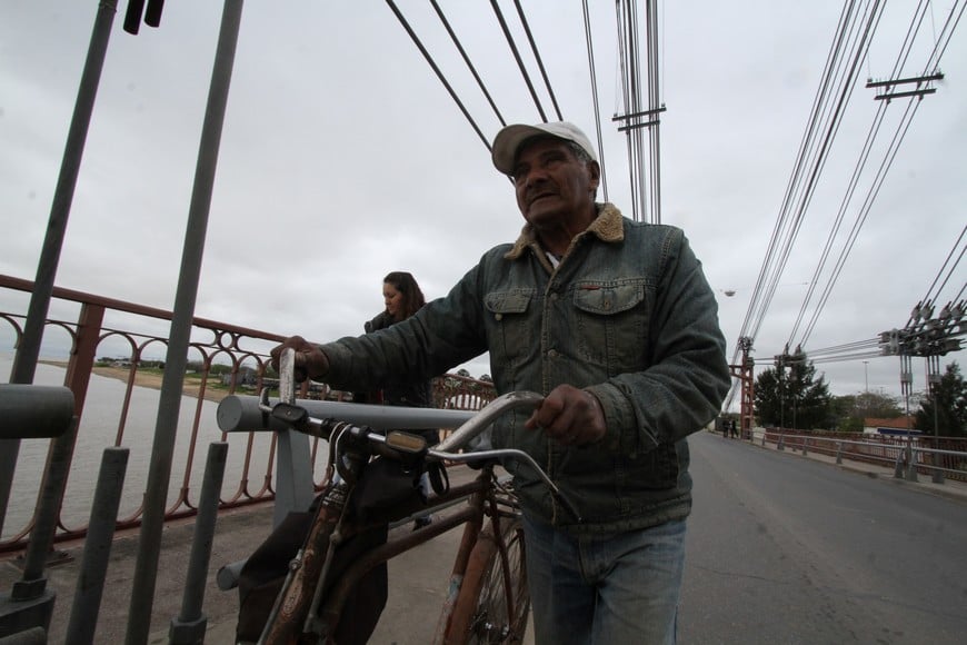 Don Evaristo, el último que cruzó el viejo Puente Colgante cuando se cayó. Mauricio Garín (archivo).