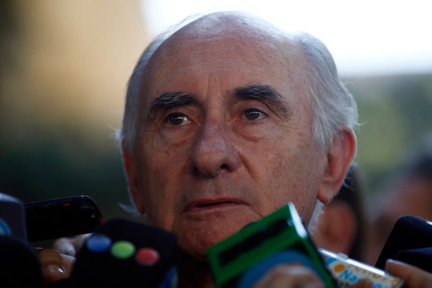 Former Argentine President Fernando de la Rua speaks to journalists after leaving a courtroom in Buenos Aires December 23, 2013. De la Rua and other seven former Senators and government officials were acquitted in a trial in which they were accused of payment bribes at the National Senate during his government to achieve the passing of the Employment Reform Law in April 2000.  REUTERS/Marcos Brindicci (ARGENTINA - Tags: POLITICS LAW) buenos aires fernando de la rua juicio absolucion expresidente por cauda coimas en el senado juicio expresidente coimas en el senado caso banelco