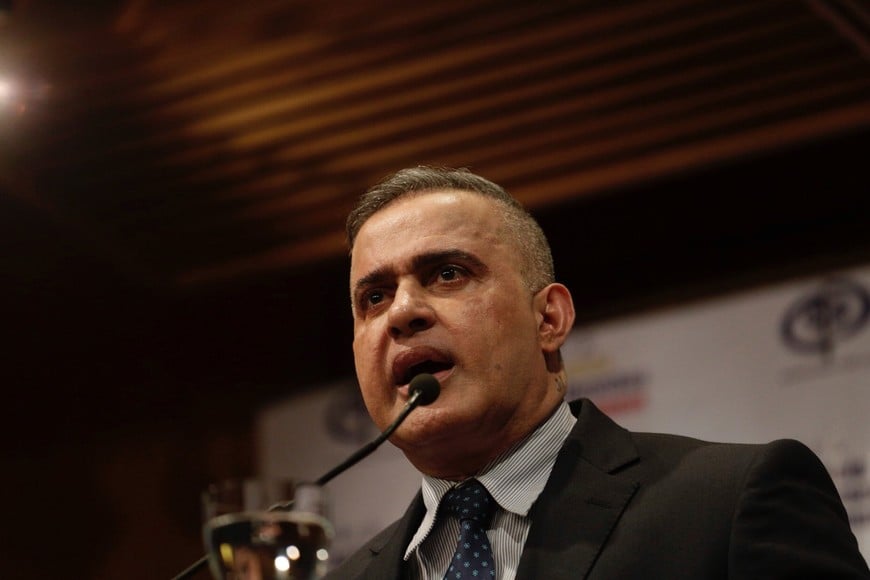 (180627) -- CARACAS, junio 27, 2018 (Xinhua) -- El fiscal general de Venezuela, Tarek William Saab, participa durante una conferencia de prensa en la sede de la fiscalia, en Caracas, Venezuela, el 27 de junio de 2018. De acuerdo con información de la prensa local, la Fiscalía General venezolana informó sobre la detención de 11 trabajadores de la estatal Petróleos de Venezuela, S.A (PDVSA), por supuestas acciones de corrupción y negligencia, que generaron a la empresa pérdidas. (Xinhua/Boris Vergara) (bv) (rtg) (ah)  tarek william saab fiscal general de venezuela