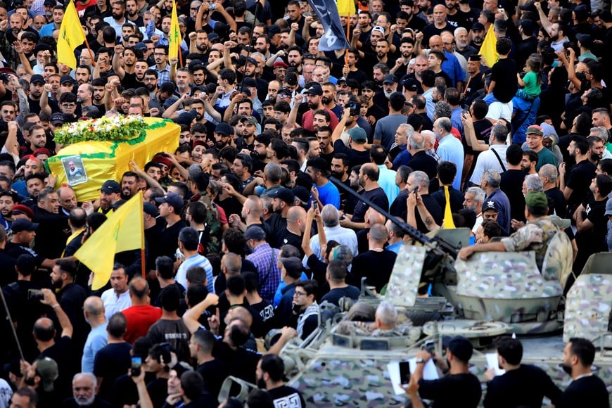 (240919) -- BEIRUT, 19 septiembre, 2024 (Xinhua) -- Imagen del 18 de septiembre de 2024 de personas asistiendo a un funeral de quienes murieron en explosiones de localizadores electrónicos, en Beirut, Líbano. El número de muertos por las explosiones de localizadores electrónicos ocurridas el martes en Líbano aumentó a 12, incluidos dos niños, además de dejar entre 2.750 y 2.800 heridos, dio a conocer el miércoles el ministro de Salud libanés, Firas Abiad. (Xinhua/Bilal Jawich) (rtg) (ra) (ce)