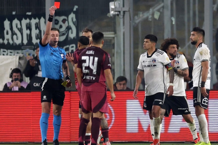 Soccer Football - Copa Libertadores - Quarter Final - First Leg - Colo Colo v River Plate - Estadio Monumental, Santiago, Chile - September 17, 2024 
River Plate's Paulo Diaz is shown a red card by referee Raphael Claus REUTERS/Ivan Alvarado