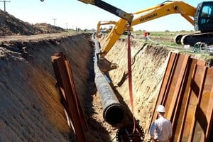 El tendido de la cañería está previsto para llevar agua ya potabilizada junto a sus afluente del Paraná, y así proveer el líquido vital a la franja del oeste santafesino, afectado por la saturación de arsénico.