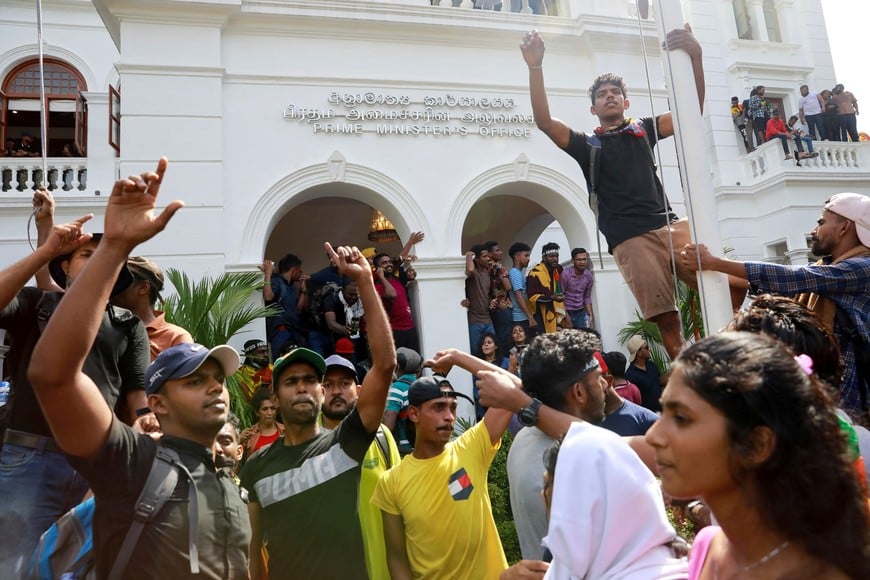 Demonstrators react after entering the premises of the office of Sri Lanka's Prime Minister Ranil Wickremesinghe, amid the country's economic crisis, in Colombo, Sri Lanka July 13, 2022. REUTERS/Adnan Abidi     TPX IMAGES OF THE DAY