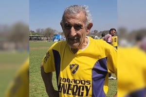 En Sportivo Guadalupe. Pedro "Turco" Alvarenga. El jugador santafesino, con 74 años, se destacó por varios minutos en la categoría Maxi + 55. Gentileza: AAVF