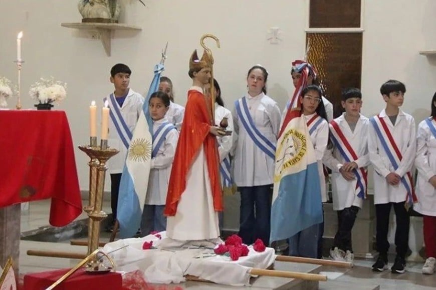 El Santo Patrono, su imagen, y detrás, abanderados y escoltas de las escuelas de la ciudad. Crédito: Municipalidad de San Genaro.