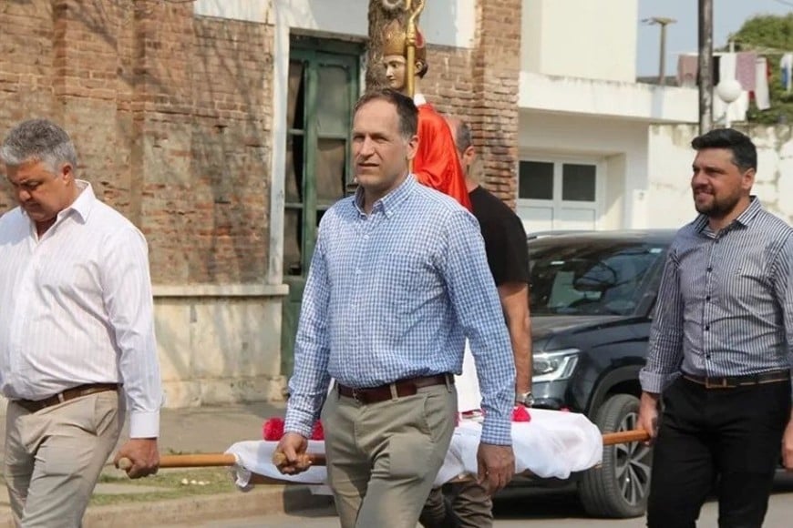 Las autoridades con la imagen del santo, durante la procesión por el patrono de la desde 2006, ciudad de San Genaro. Crédito: Municipalidad de San Genaro.