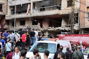 People inspect the site of an Israeli strike in the southern suburbs of Beirut, Lebanon, September 20, 2024. REUTERS/Mohamed Azakir