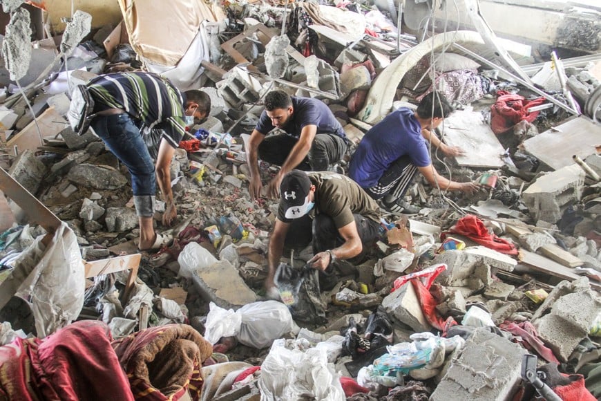 (240921) -- GAZA, 21 septiembre, 2024 (Xinhua) -- Palestinos revisan un edificio destruido tras un bombardeo aéreo israelí sobre un colegio que servía como refugio para desplazados, en el barrio de Zeitoun, en el sur de la Ciudad de Gaza, el 21 de septiembre de 2024. Al menos 22 palestinos murieron y otros 30 resultaron heridos el sábado tras un bombardeo aéreo israelí sobre un colegio que servía como refugio para desplazados al sur de Ciudad de Gaza, informaron las autoridades sanitarias gazatíes. La escuela se encuentra en el barrio de Zeitoun, donde la mayoría de muertos eran niños y mujeres, dijeron las autoridades sanitarias en un breve comunicado. (Xinhua/Mahmoud Zaki) (jg) (rtg) (da)