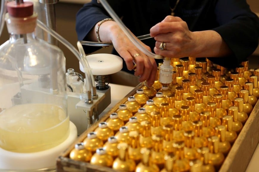 Un perfumista en su laboratorio, donde la creatividad se mezcla con la química.