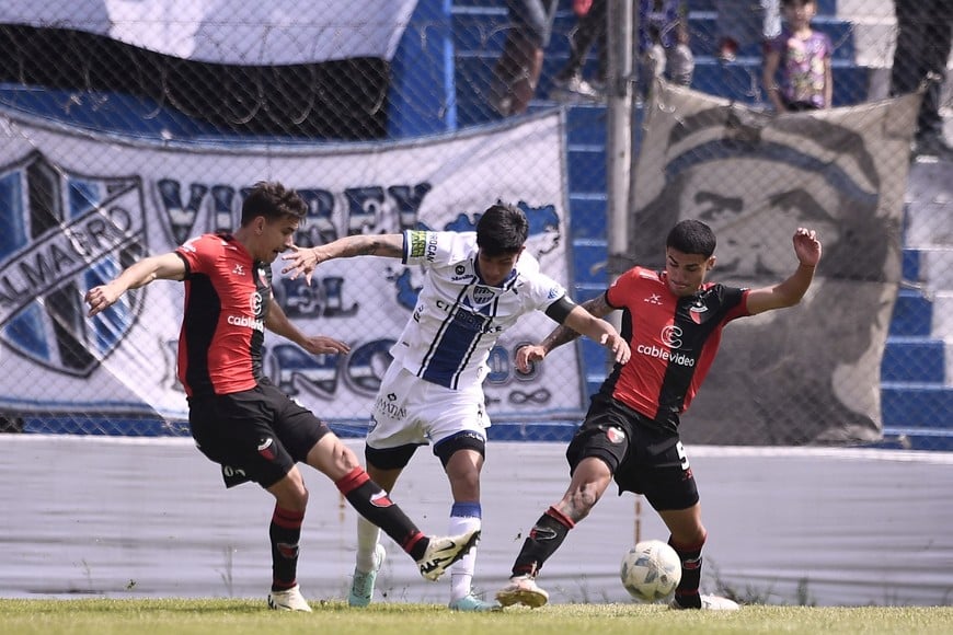 Ajustado encuentro en el estadio Tres de Febrero. Crédito: Matías Nápoli