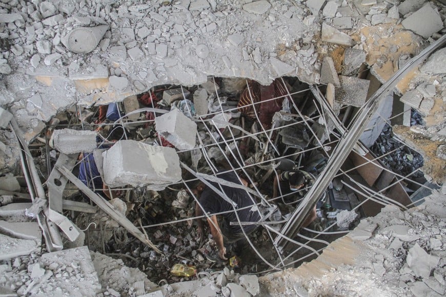 (240921) -- GAZA, 21 septiembre, 2024 (Xinhua) -- Palestinos revisan un edificio destruido tras un bombardeo aéreo israelí sobre un colegio que servía como refugio para desplazados, en el barrio de Zeitoun, en el sur de la Ciudad de Gaza, el 21 de septiembre de 2024. Al menos 22 palestinos murieron y otros 30 resultaron heridos el sábado tras un bombardeo aéreo israelí sobre un colegio que servía como refugio para desplazados al sur de Ciudad de Gaza, informaron las autoridades sanitarias gazatíes. La escuela se encuentra en el barrio de Zeitoun, donde la mayoría de muertos eran niños y mujeres, dijeron las autoridades sanitarias en un breve comunicado. (Xinhua/Mahmoud Zaki) (jg) (rtg) (da)