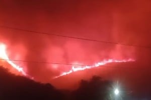 La situación es preocupante en Los Cocos, donde el incendio llegó al basural local.