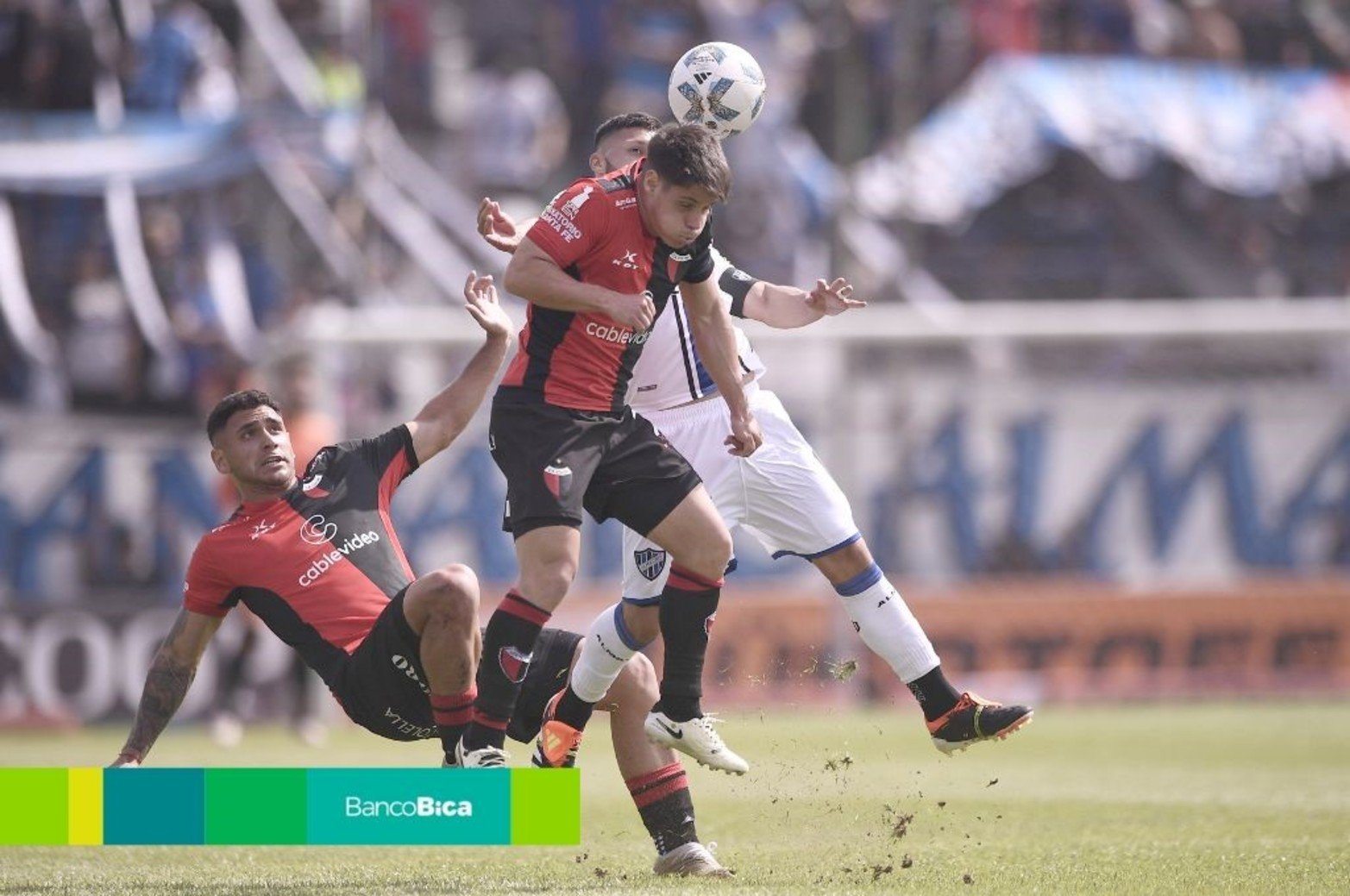 Talpone salta a disputar el balón.