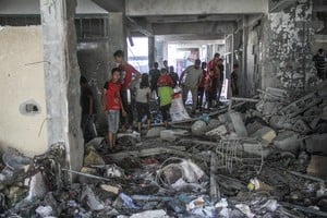 (240921) -- GAZA, 21 septiembre, 2024 (Xinhua) -- Palestinos revisan un edificio destruido tras un bombardeo aéreo israelí sobre un colegio que servía como refugio para desplazados, en el barrio de Zeitoun, en el sur de la Ciudad de Gaza, el 21 de septiembre de 2024. Al menos 22 palestinos murieron y otros 30 resultaron heridos el sábado tras un bombardeo aéreo israelí sobre un colegio que servía como refugio para desplazados al sur de Ciudad de Gaza, informaron las autoridades sanitarias gazatíes. La escuela se encuentra en el barrio de Zeitoun, donde la mayoría de muertos eran niños y mujeres, dijeron las autoridades sanitarias en un breve comunicado. (Xinhua/Mahmoud Zaki) (jg) (rtg) (da)