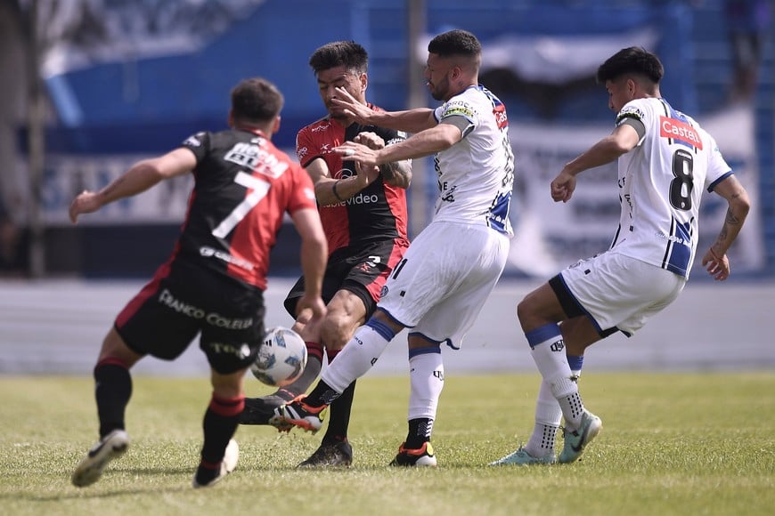 Ajustado encuentro en el estadio Tres de Febrero. Crédito: Matías Nápoli