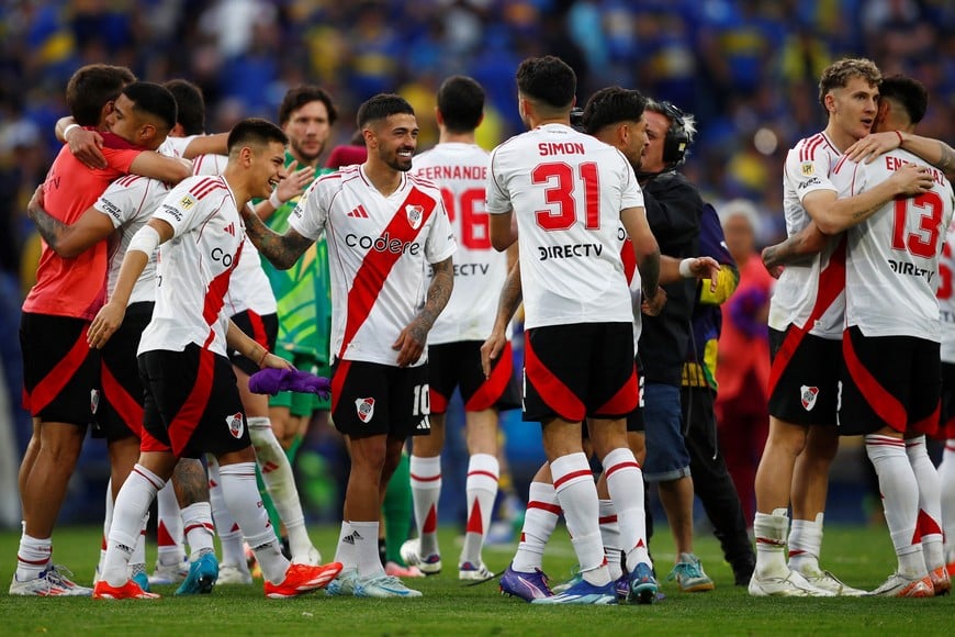 Soccer Football - Argentina Primera Division - Boca Juniors v River Plate - Estadio La Bombonera, Buenos Aires, Argentina - September 21, 2024
River Plate's Manuel Lanzini celebrates with teammates after the match REUTERS/Pedro Lazaro Fernandez