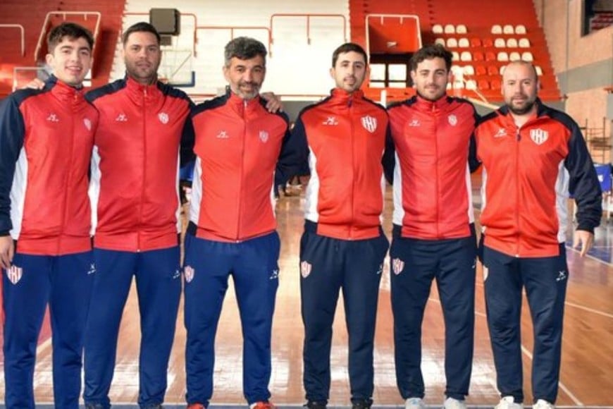 El cuerpo técnico y de equipo conformado por Maximiliano Seigorman, Martín Castellazzi, Marcos Chechele, Federico Spreáfico, Lucio Maldonado, Martín Creus y Germán Viganotti.. Crédito: Unión Básquet