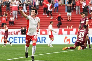 Alan Soñora festeja el primer gol del 3-0 de Huracán ante Lanús.  Fotobaires