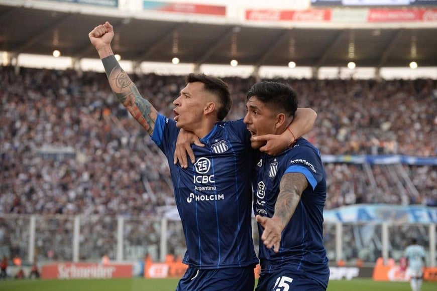 Rubén Botta abraza a Cristian Tarragona en el festejo del segundo gol de Talleres sobre Racing. Gentileza