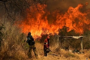 Brigadiers work to extinguish a wildfire in San Esteban, in the province of Cordoba, Argentina September 20, 2024. REUTERS/Charly Soto