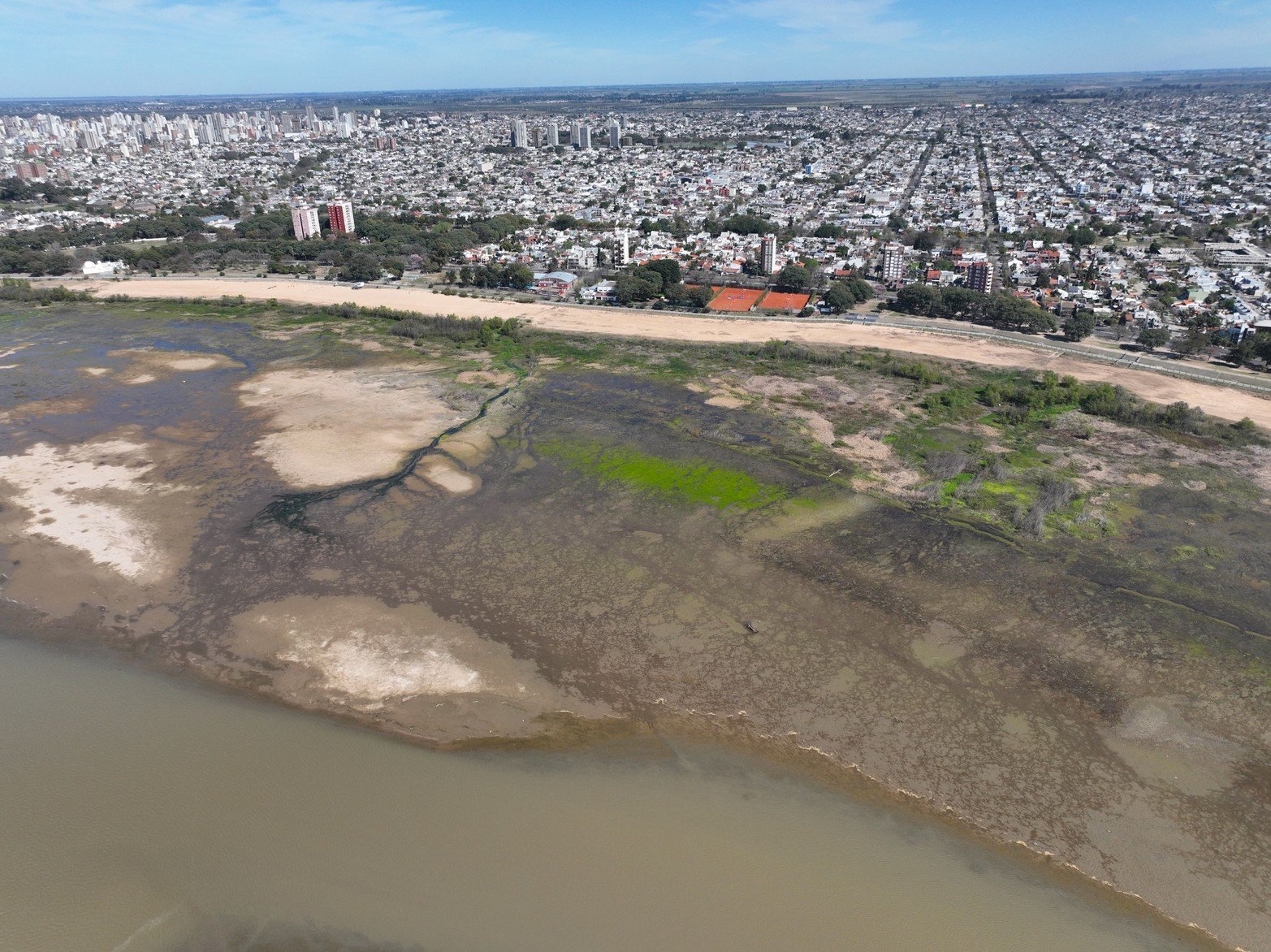 Panorama en la región. Con el río Paraná bajo, vuelve a cambiar el paisaje de la laguna Setúbal en Santa Fe. El nivel cumplió dos semanas por debajo del metro en el puerto. El pronóstico indica que continuará la tendencia.

