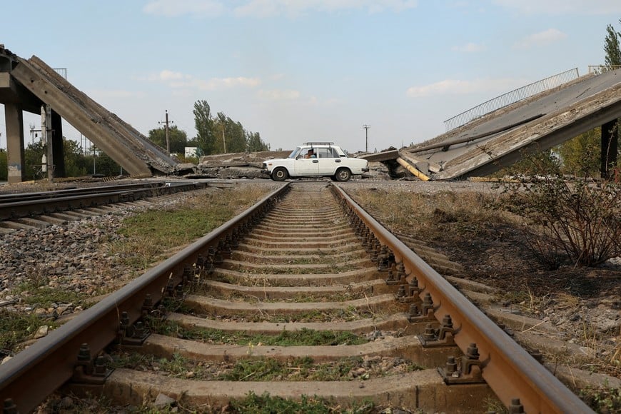 A person drives a car past a destroyed bridge in the town of Pokrovsk, amid Russia's attack on Ukraine, in Donetsk region, Ukraine September 17, 2024. REUTERS/Anton Shynkarenko     TPX IMAGES OF THE DAY