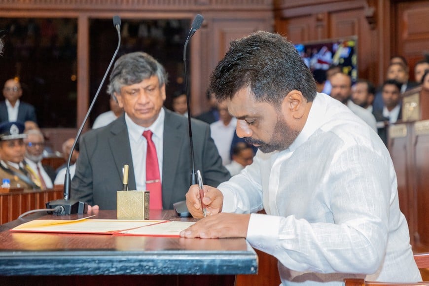 Sri Lanka's newly elected President Anura Kumara Dissanayake signs his oath document of office during the swearing-in ceremony at the Presidential Secretariat, in Colombo, Sri Lanka, September 23, 2024. Sri Lanka President Media/Handout via REUTERS    THIS IMAGE HAS BEEN SUPPLIED BY A THIRD PARTY. NO RESALES. NO ARCHIVES.