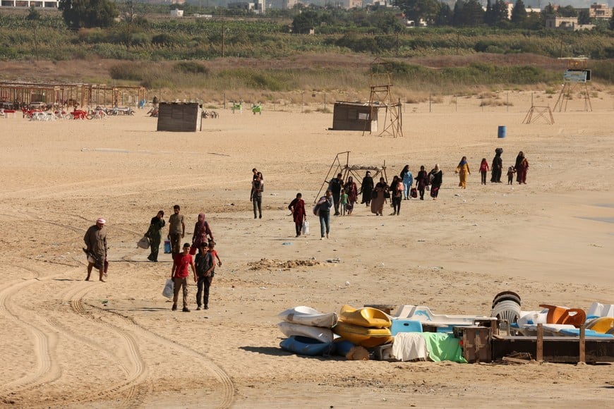 People carry belongings at a beach as they flee, amid ongoing cross-border hostilities between Hezbollah and Israeli forces, in Tyre, southern Lebanon September 23, 2024 REUTERS/Aziz Taher