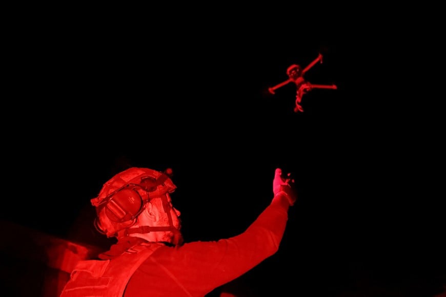 A serviceman of the 25th Separate Airborne Brigade of the Armed Forces of Ukraine launches a combat drone at his frontline position, amid Russia's attack on Ukraine, near Pokrovsk, Donetsk region, Ukraine August 31, 2024. Radio Free Europe/Radio Liberty/Serhii Nuzhnenko via REUTERS     TPX IMAGES OF THE DAY