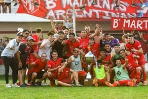 En barrio Los Nogales. El plantel de Ferro lo festejó a lo grande y con sus hinchas presentes. Crédito: Gentileza Valentina Conti