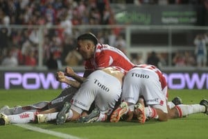 El grito de todos. La locura del ramillete rojiblanco, con todas las camisetas juntas, este viernes contra Godoy Cruz Antonio Tomba de Mendoza en el 15 de Abril para el 3-1 que provocó el delirio de la multitud en las tribunas. Unión se hace fuerte en casa y sube en las dos tablas. Crédito: Manuel Fabatía