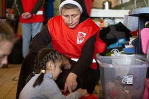 Verdaderas samaritanas. Hermanas solidarias de Polonia, al servicio de cientos de miles de desplazados y refugiados por la guerra en Ucrania. Gentileza/Caritas Polonia