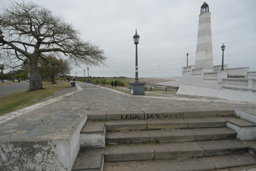 Postal del emblemático Faro de la Costanera. Se aguardan novedades sobre la adquisición de los materiales para poner el valor la vereda hasta el CODE.