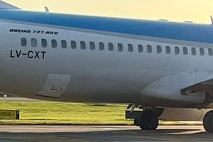 Se trata de un Boeing 737 al que se le salió una de las ruedas del ala izquierda.