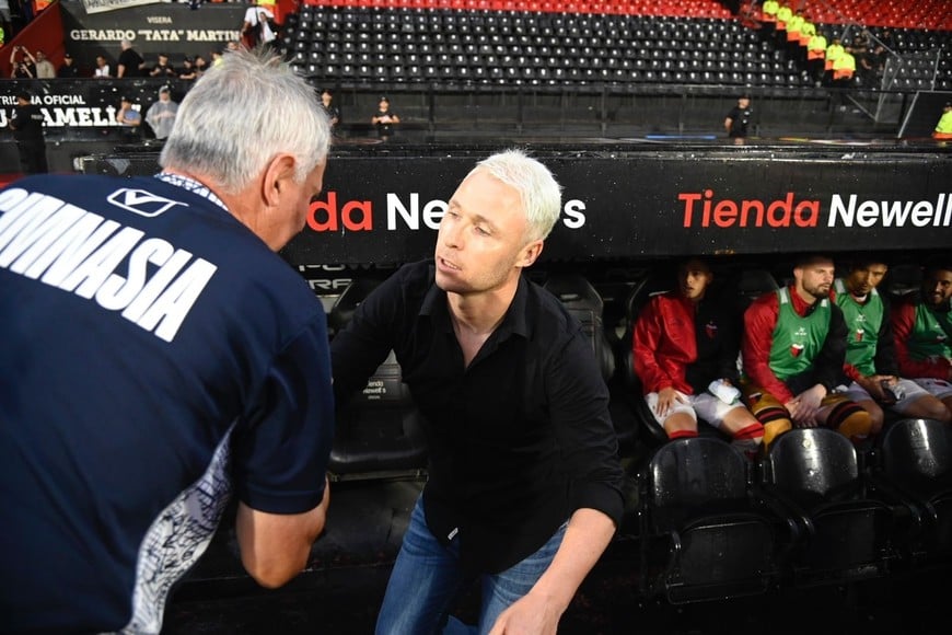 Puso la cara por "Pipo". La postal de Israel Damonte en la cancha de Newell's (lo saluda Leo Madelón, por ese entonces DT de Gimnasia), el día que se comió el descenso con Colón. Ahora, se la jugará este domingo a las 19.30 contra Unión. Crédito: Marcelo Manera