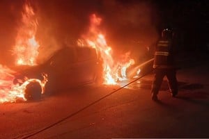 Una unidad de los Bomberos Zapadores arribó al sector y su personal inició la lucha contra el fuego.