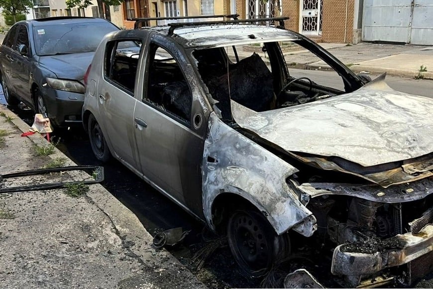 La policía también se sumó a las tareas para ayudar a los bomberos.