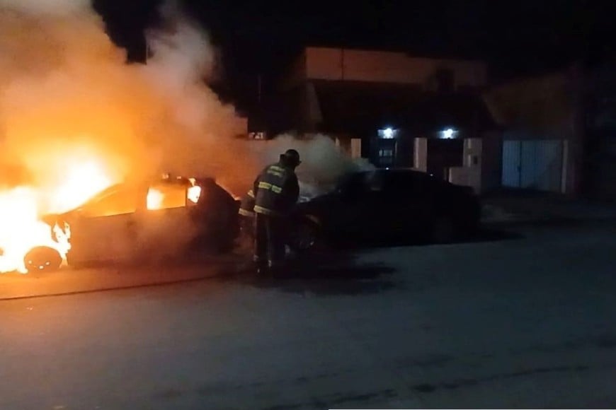 El momento en que los bomberos luchan contra las llamas.