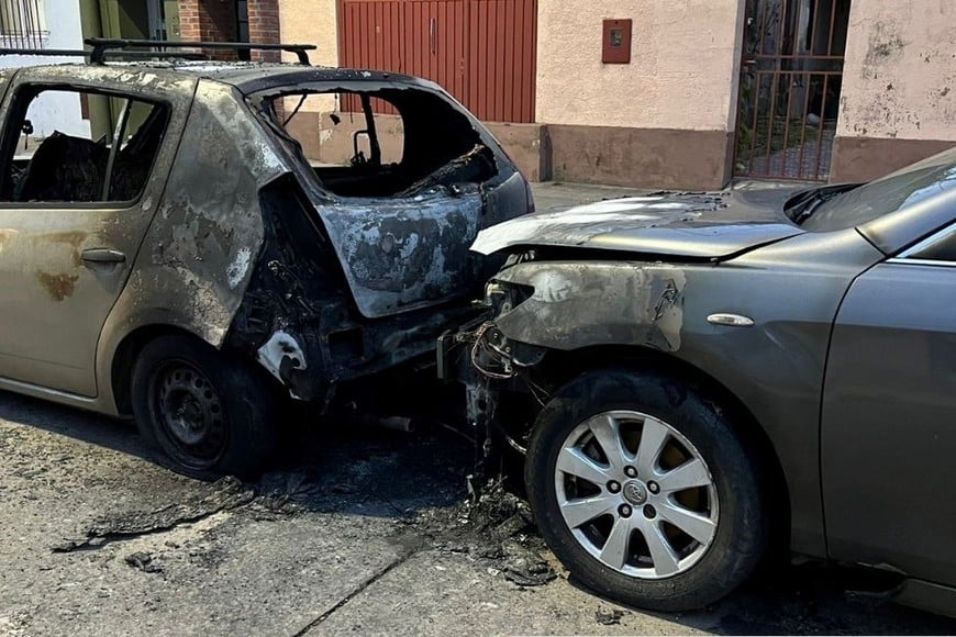 Resultaron quemados un Renault Sandero y un Toyota Cambridge