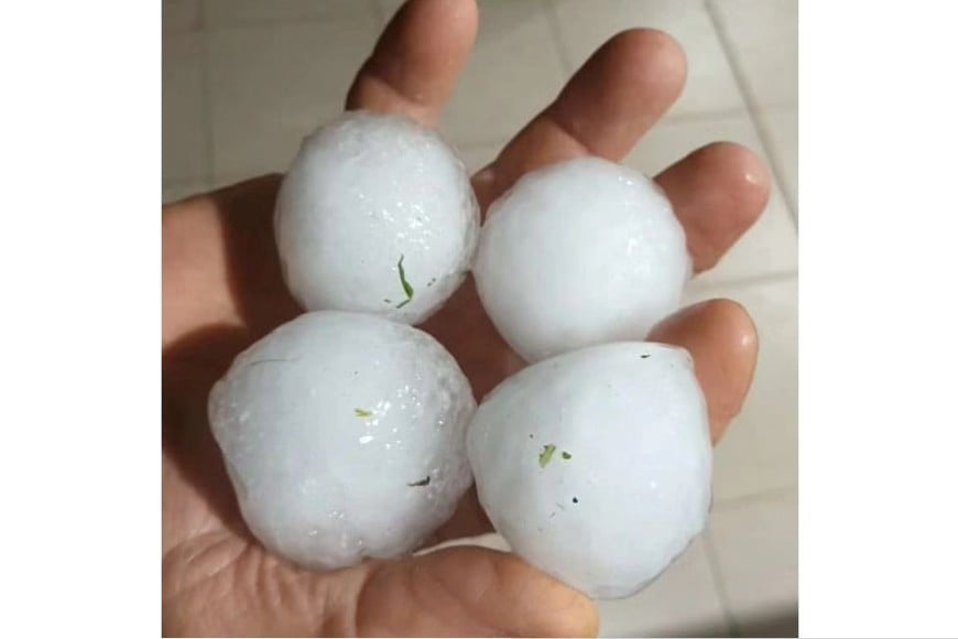 La tormenta descargó 15 mm de agua y las piedras cayeron durante aproximadamente 4 minutos. Crédito: Radio Uno