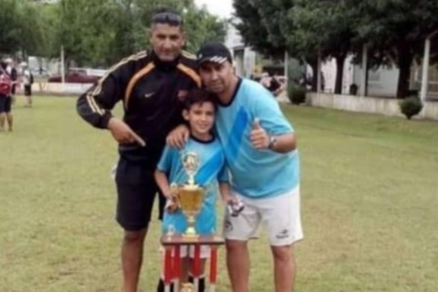 Con Darío Cabral, ex jugador tatengue, y Diego Vázquez, que lo llevó a 9 de Julio de Arocena, donde Yunis jugó entre sus 8 y 10 años.