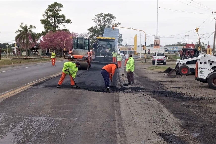 Desde Marcelino Escalada hasta Colonia Silva, una cuadrilla de operarios y equipos viales del 7º Distrito Santa Fe prosigue con la pavimentación de los sectores recuperados con bacheo profundo.