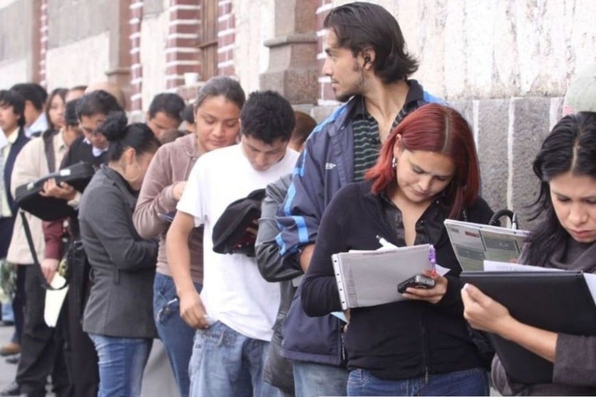 "Hay un crecimiento vegetativo de la población y la Argentina no puede hacer frente a esa demanda", advierte el ministro de Trabajo de la provincia Roal "Coco" Báscolo.