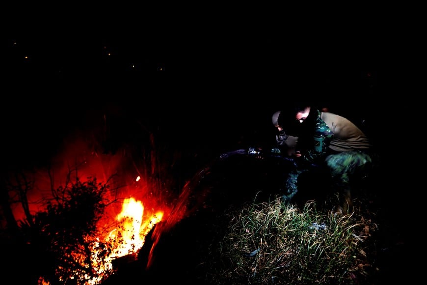 (240924) -- QUITO, 24 septiembre, 2024 (Xinhua) -- Elementos del Cuerpo de Bomberos de Quito laboran en la extinción de un incendio forestal cerca de una zona residencial, en la ciudad de Quito, capital de Ecuador, el 24 de septiembre de 2024. El presidente de Ecuador, Daniel Noboa, dispuso el martes la movilización de las Fuerzas Armadas para ayudar a contener un voraz incendio forestal en el sector de Guápulo, en el oriente de Quito, la capital del país, el cual llevó a cerrar vías y amenaza a zonas residenciales. (Xinhua/Str) (ic) (dp) (vf)