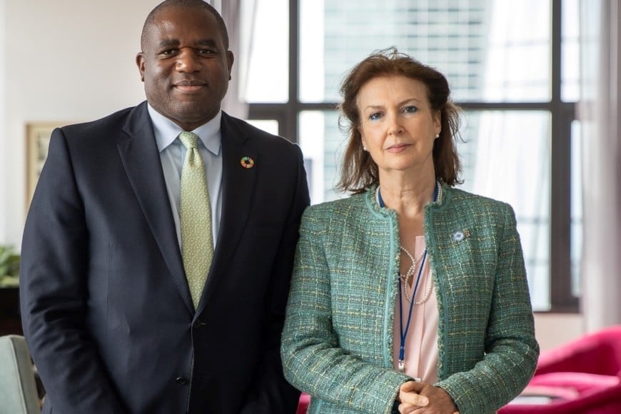 Diana Mondino junto a David Lammy, secretario de Relaciones Exteriores del Reino Unido e Irlanda del Norte. Crédito: Cancillería